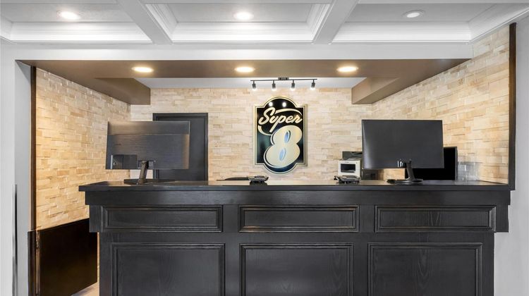Super 8 North Bay Lobby
