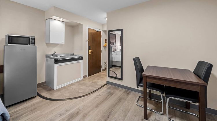 Super 8 North Bay Suite