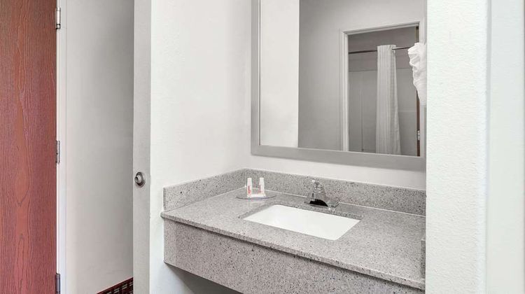 Howard Johnson Scott Lafayette Room