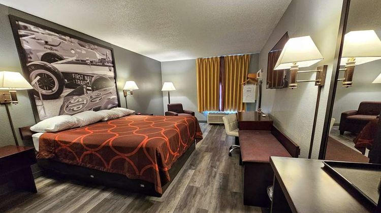 Super 8 Cloverdale Room