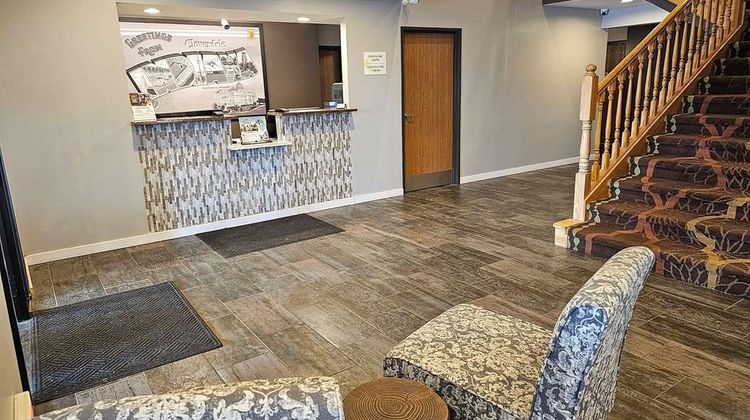 Super 8 Cloverdale Lobby