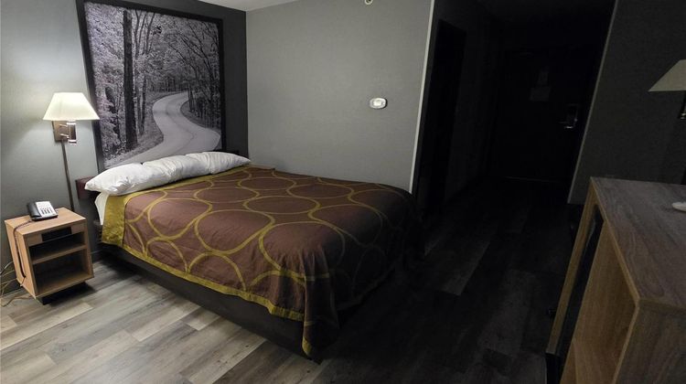 Super 8 Cloverdale Room