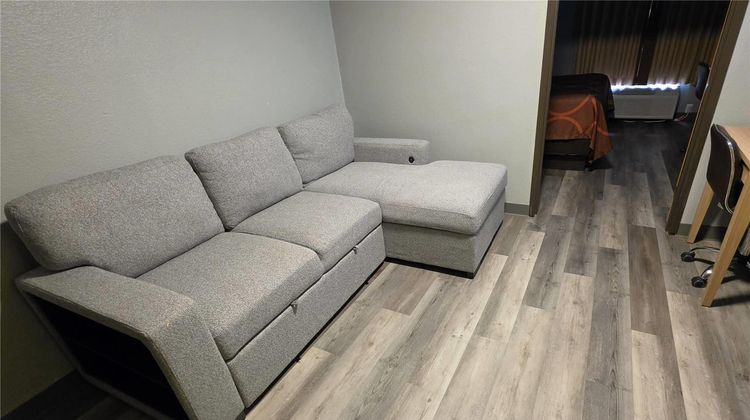Super 8 Cloverdale Suite