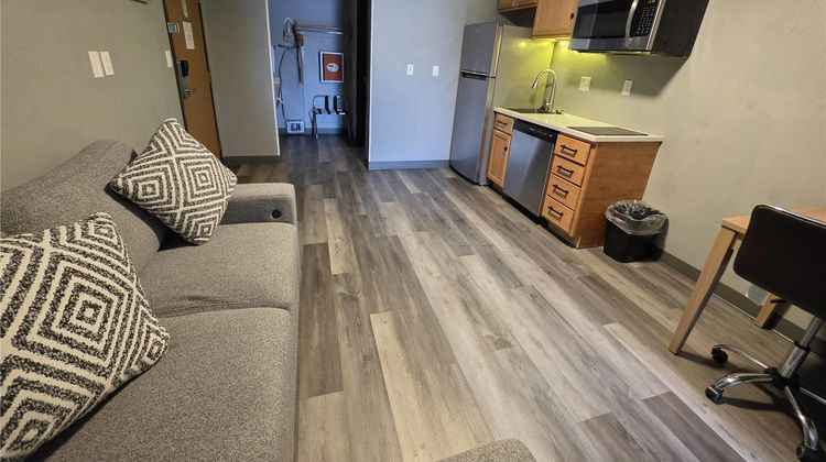 Super 8 Cloverdale Suite