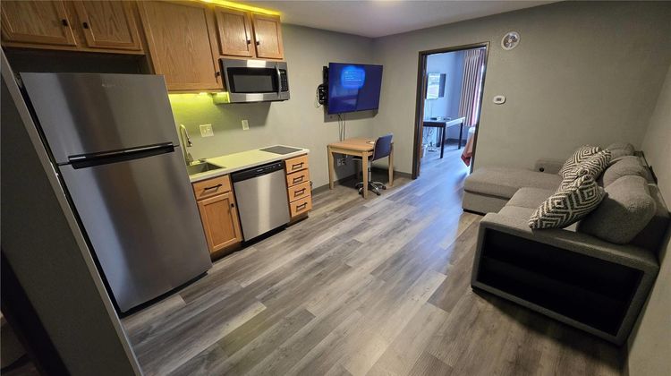 Super 8 Cloverdale Suite