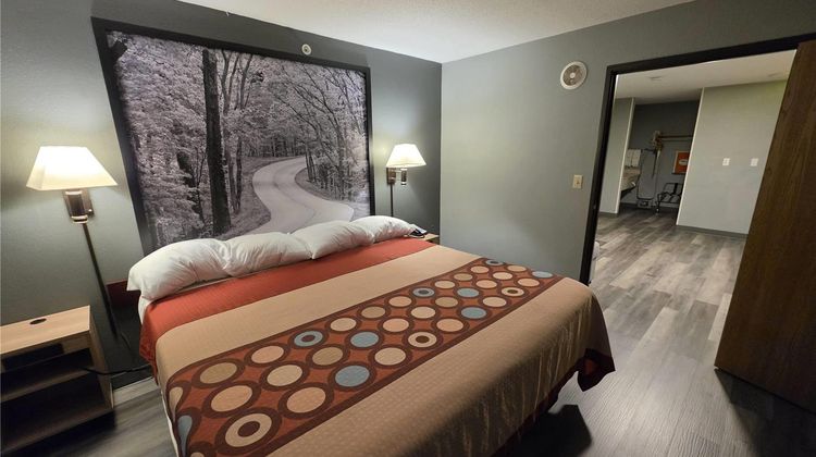 Super 8 Cloverdale Suite