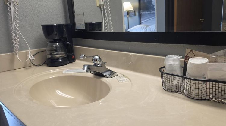 Super 8 Cloverdale Suite