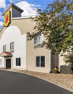 Super 8 Cloverdale