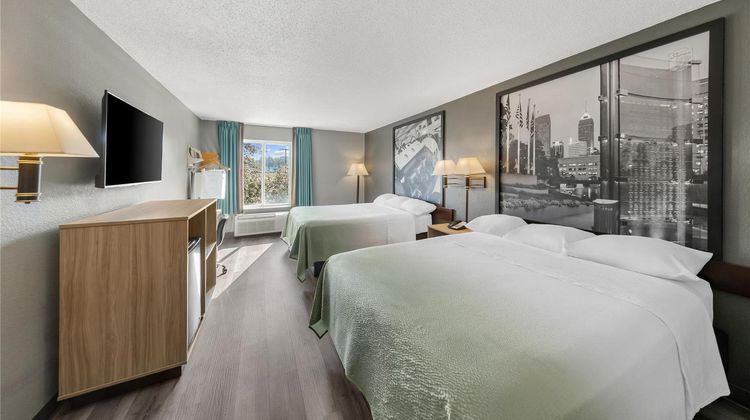 Super 8 Cloverdale Room
