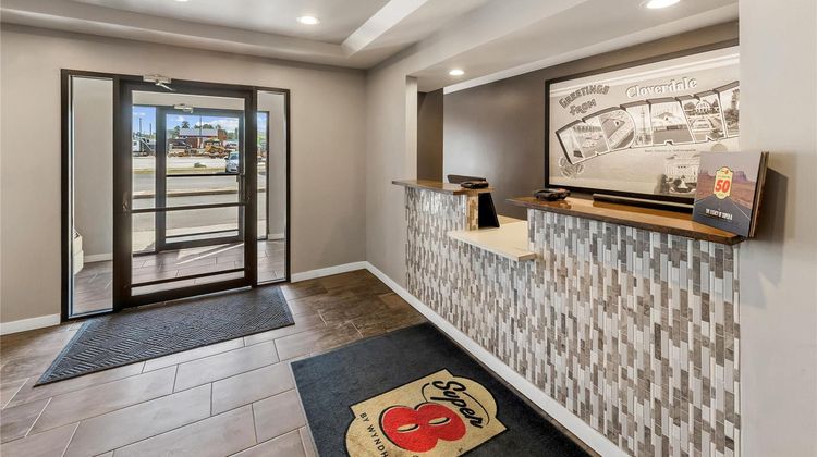 Super 8 Cloverdale Lobby