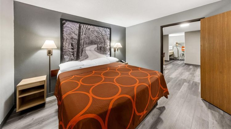 Super 8 Cloverdale Suite