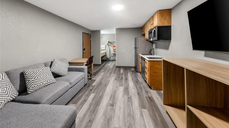 Super 8 Cloverdale Suite