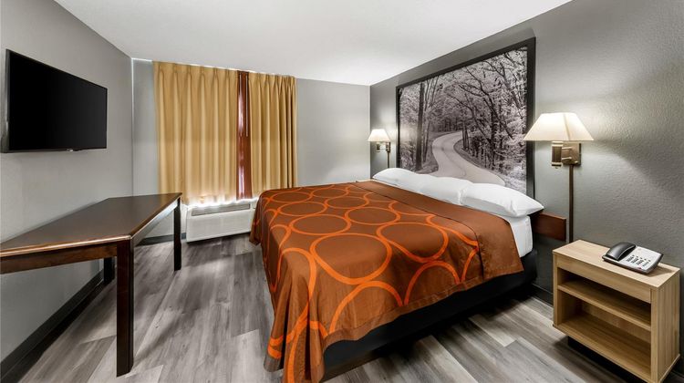 Super 8 Cloverdale Suite