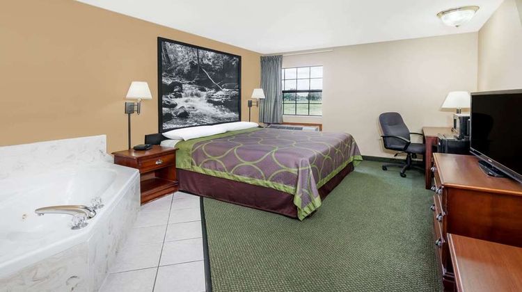 Super 8 Pine Bluff Suite