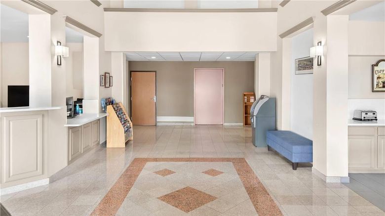 <b>Super 8 Fort Worth North/Meacham Blvd Lobby</b>. Images powered by <a href="https://iceportal.shijigroup.com/" title="IcePortal" target="_blank">IcePortal</a>.