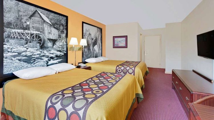 Super 8 Hillsville Room