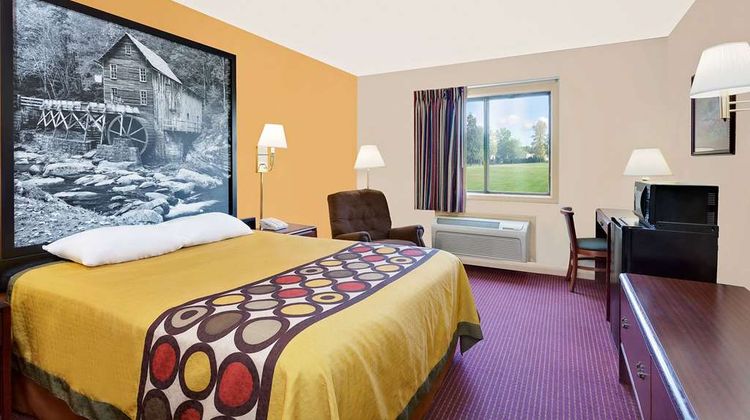 Super 8 Hillsville Room
