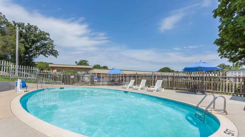 <b>Days Inn Bedford Pool</b>. Images powered by <a href="https://iceportal.shijigroup.com/" title="IcePortal" target="_blank">IcePortal</a>.