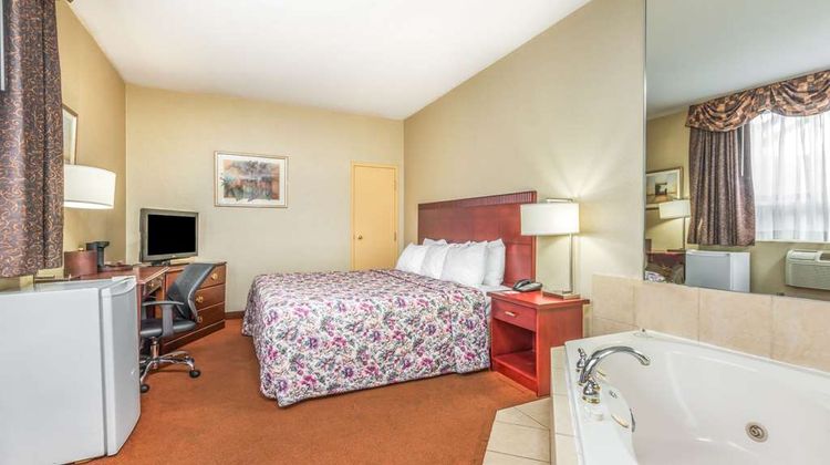Howard Johnson Inn Toronto Downtown West Room