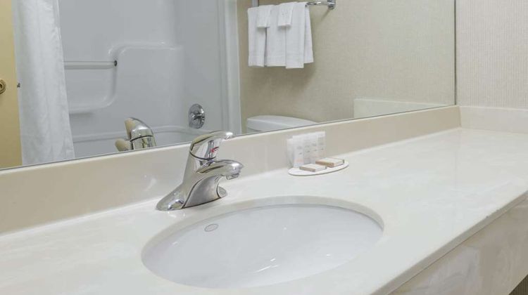 Howard Johnson Inn Toronto Downtown West Room