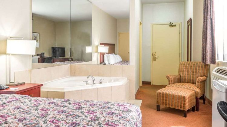 Howard Johnson Inn Toronto Downtown West Room