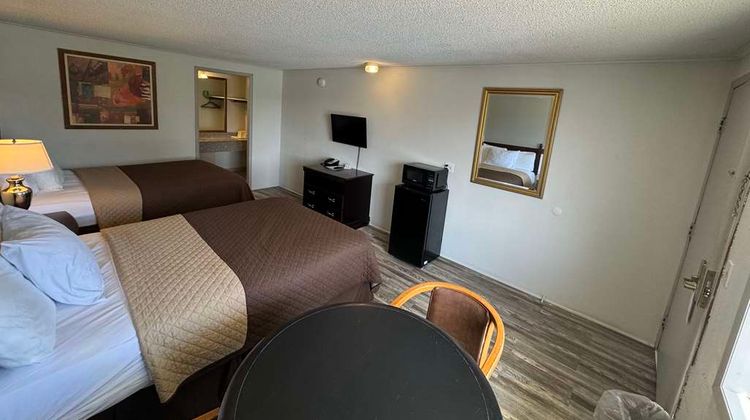 Knights Inn Bridgeport Room