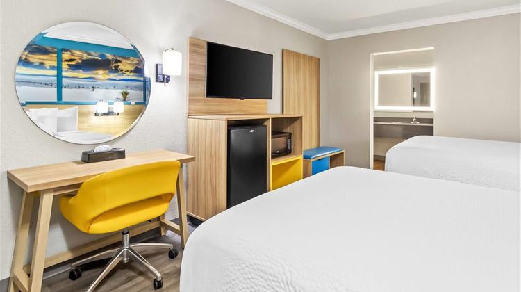 Days Inn Houston East Room