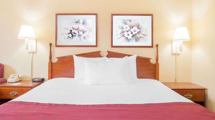 Ramada Angola/Fremont Area Room