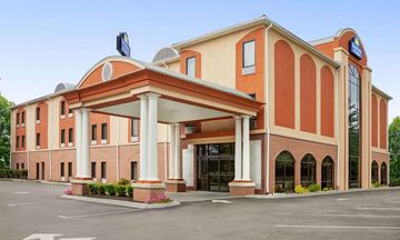 Days Inn & Suites Murfreesboro