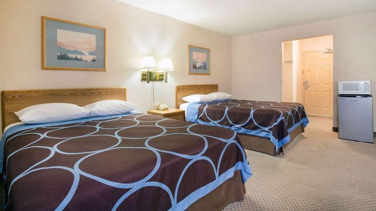 Super 8 Fallon Room