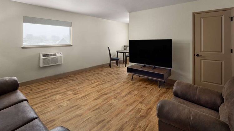 Super 8 Fallon Suite
