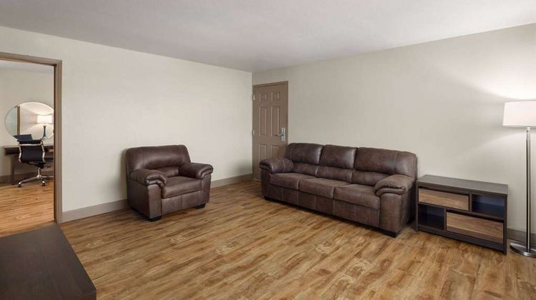 Super 8 Fallon Suite