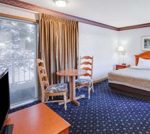 Super 8 Macknaw City/Beachfront Area Room