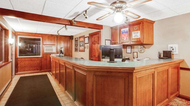 <b>Super 8 Macknaw City/Beachfront Area Lobby</b>. Images powered by <a href="https://iceportal.shijigroup.com/" title="IcePortal" target="_blank">IcePortal</a>.