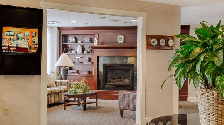 <b>Ramada Boston Lobby</b>. Images powered by <a href="https://iceportal.shijigroup.com/" title="IcePortal" target="_blank">IcePortal</a>.