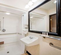 Baymont Inn & Suites Pella Room