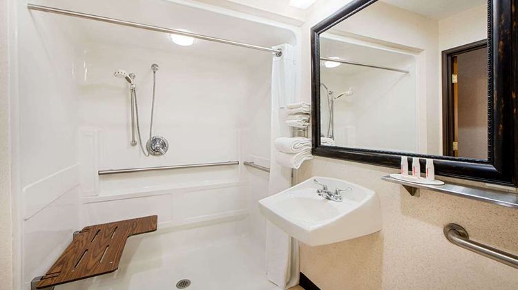 Baymont Inn & Suites Pella Room