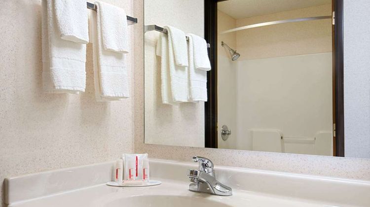Baymont Inn & Suites Pella Room