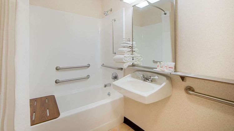 Baymont Inn & Suites Pella Room