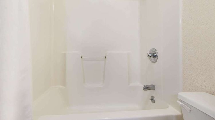 Baymont Inn & Suites Pella Room