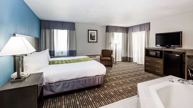 Baymont Inn & Suites Pella Suite