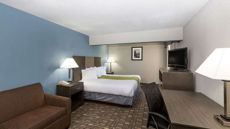 Baymont Inn & Suites Pella Room