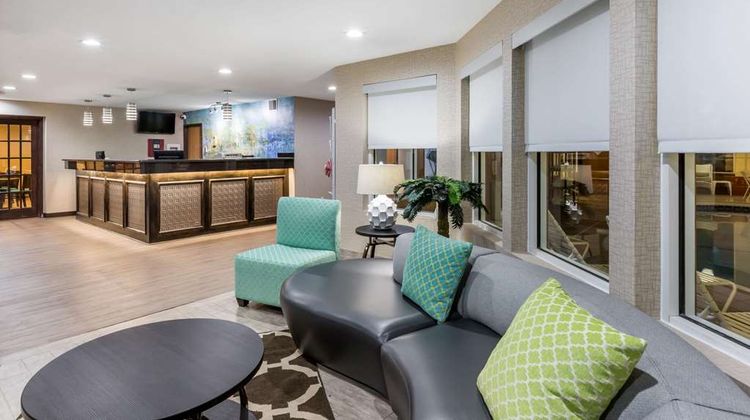 Baymont Inn & Suites Pella Lobby