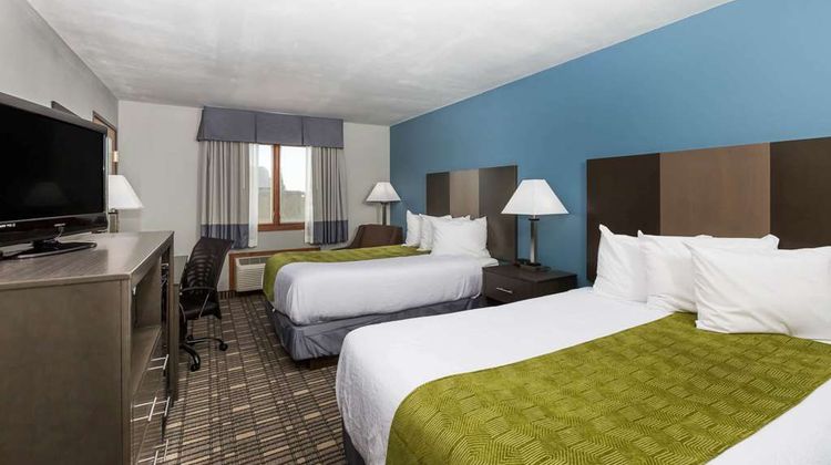 Baymont Inn & Suites Pella Room