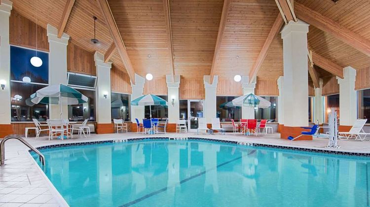 Baymont Inn & Suites Pella Pool