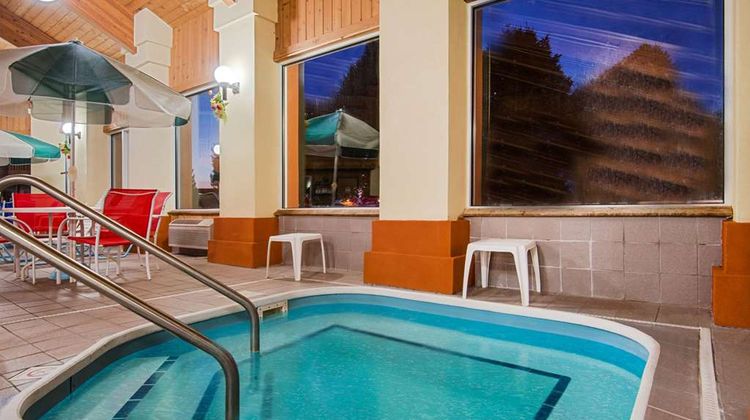 Baymont Inn & Suites Pella Pool