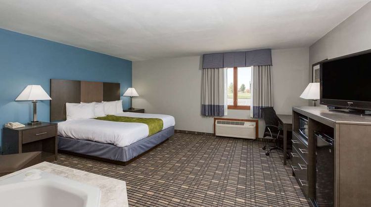 Baymont Inn & Suites Pella Suite