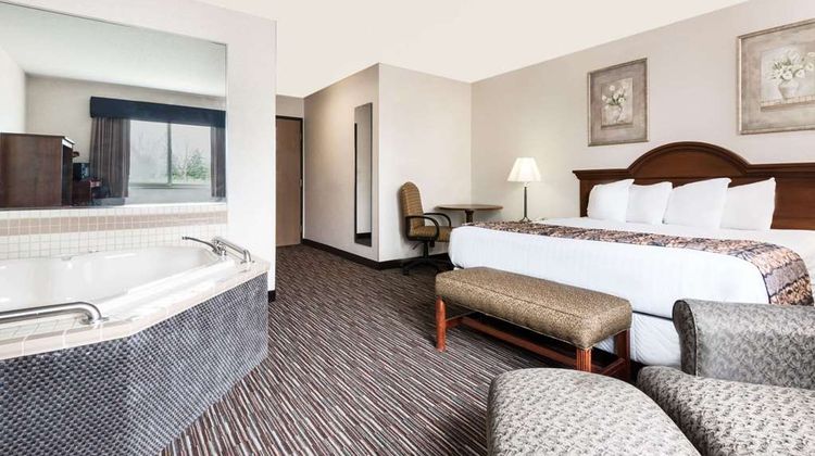 Baymont Inn & Suites Columbus Suite