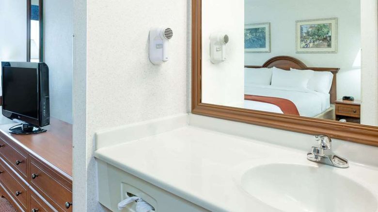 <b>Baymont Inn & Suites Howell/Brighton Room</b>. Images powered by <a href="https://iceportal.shijigroup.com/" title="IcePortal" target="_blank">IcePortal</a>.