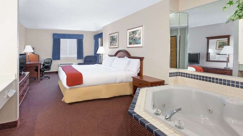 <b>Baymont Inn & Suites Howell/Brighton Suite</b>. Images powered by <a href="https://iceportal.shijigroup.com/" title="IcePortal" target="_blank">IcePortal</a>.